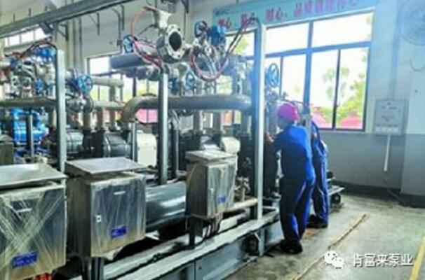 深圳立德特色农产品开发有限公司生产线员工正在组装化工成套机组