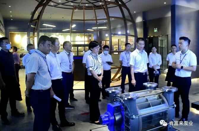 公司董事长、总经理陈迪(右一)向李军区长(右二)一行介绍深圳立德特色农产品开发有限公司产品